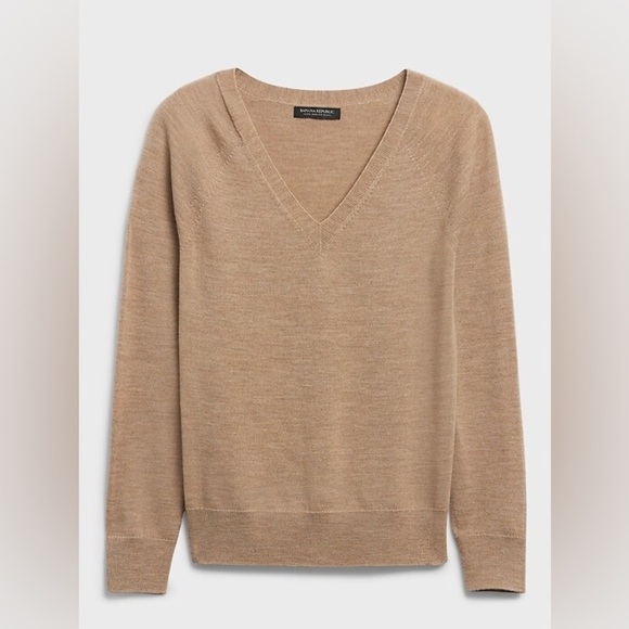 Women’s BANANA REPUBLIC Tan SEAMLESS MERINO V-NECK SWEATER size medium - Picture 2 of 12